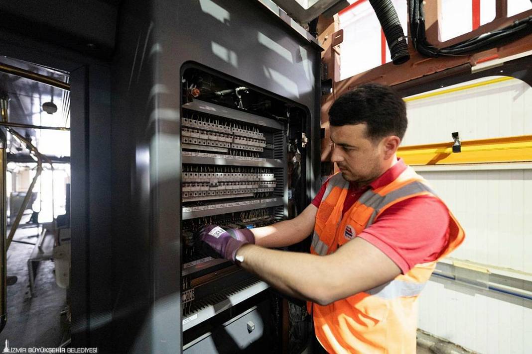 İzBB'den dev tasarruf: Metro ve tramvay araçları öz kaynaklarla onarılıyor 14